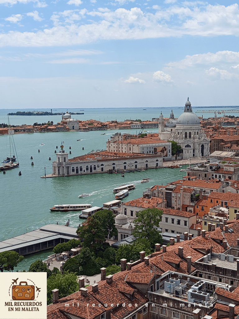Vistas desde el Campanile del Venecia, se puede apreciar la Basilica de Santa María de la Salute