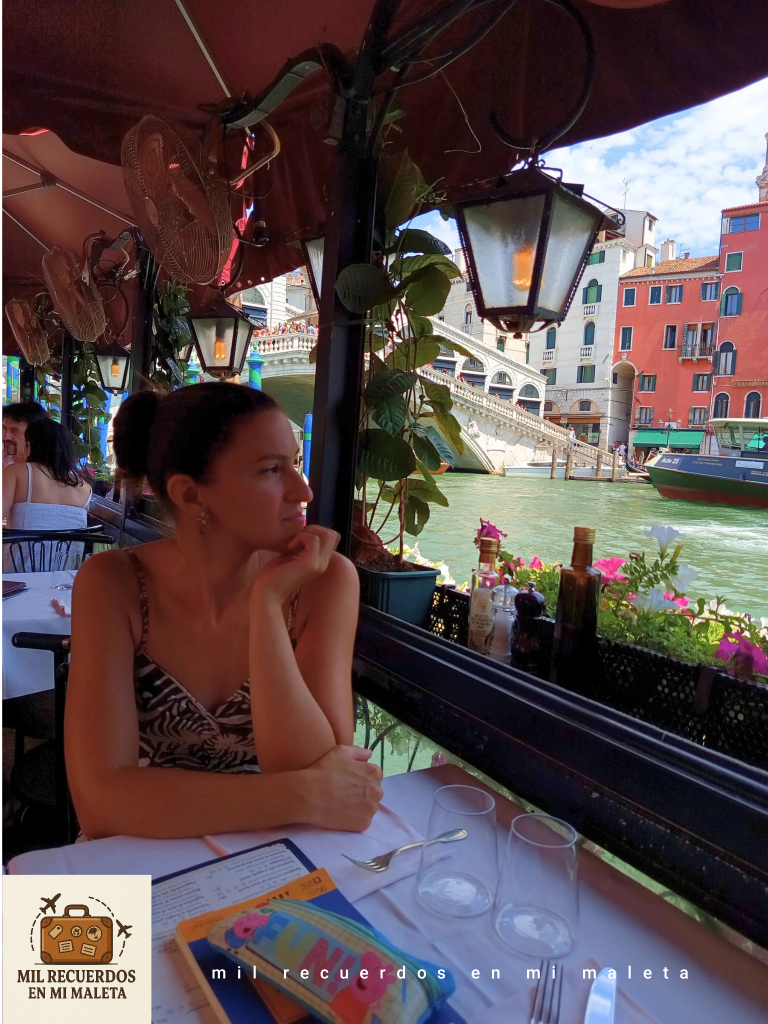 comiendo en el café bar Saraceno, en Rialto, Venecia