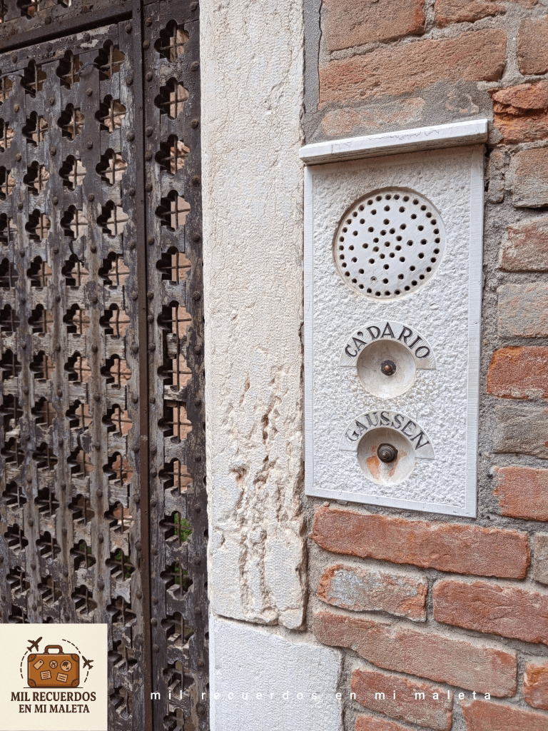 detalle de los timbres en las casas de Venecia