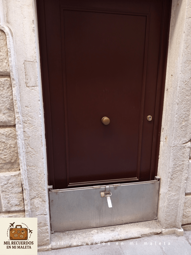 Puerta con sistema de compuerta metálica para hacer frente al acqua alta, en Venecia