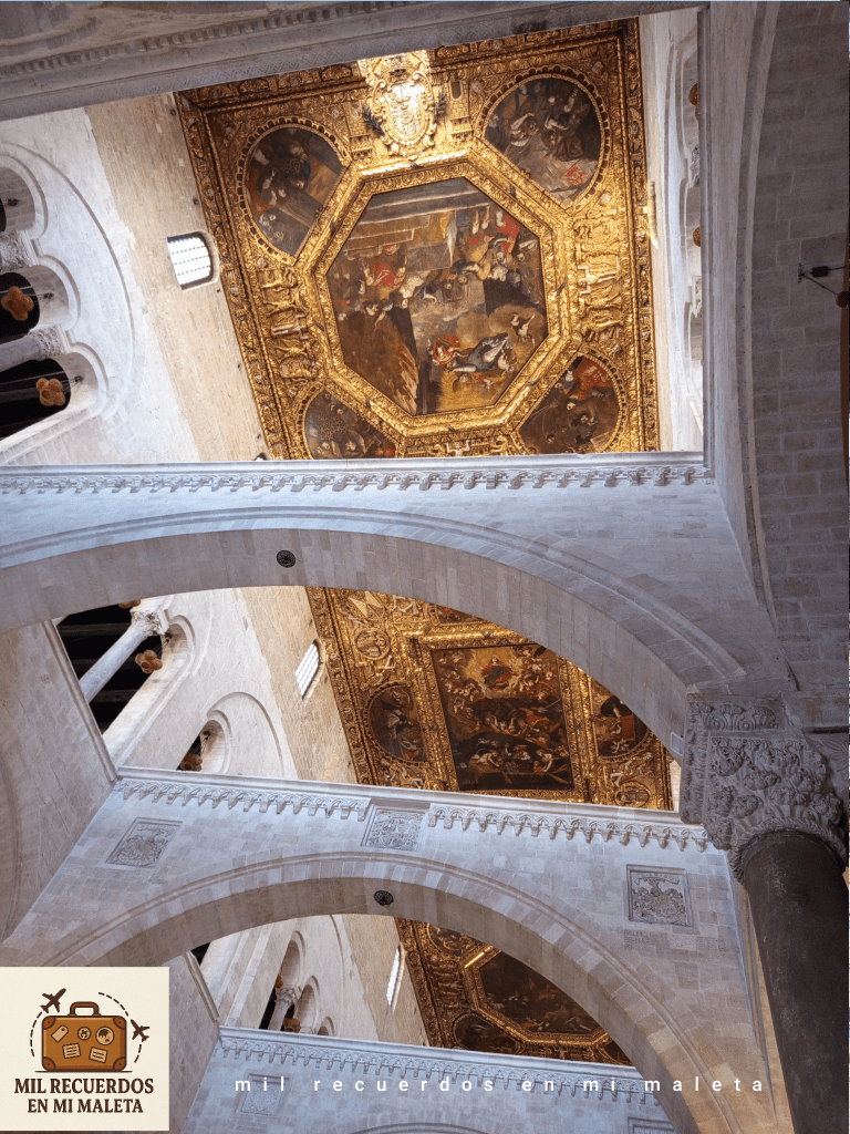Detalles del techo de la Basilica de San Nicola, Bari, Italia
