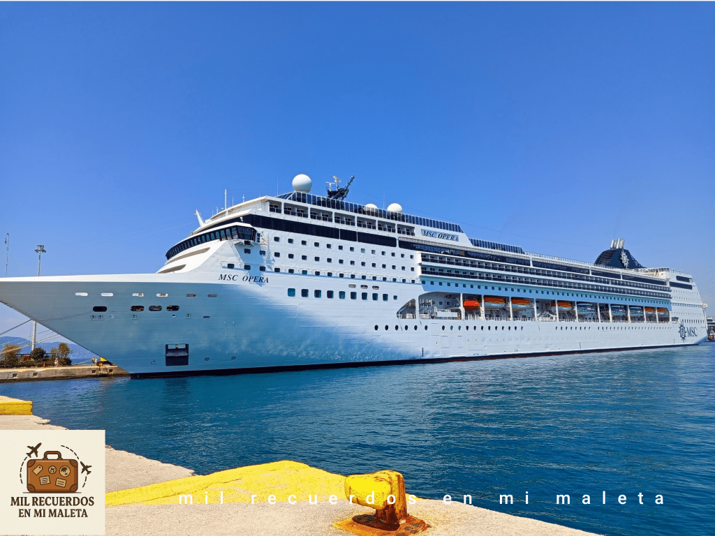 MSC Ópera en el puerto de Corfú (Grecia)
