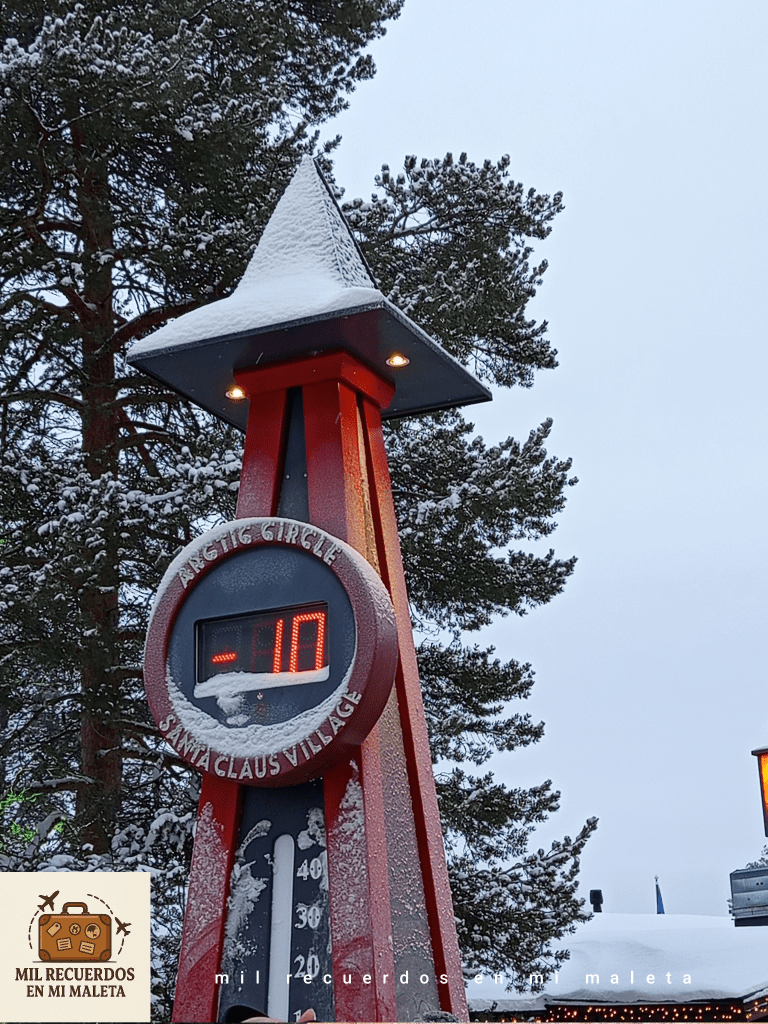 Termómetro de la plaza central de Santa Claus Village, Rovaniemi, Finalndia