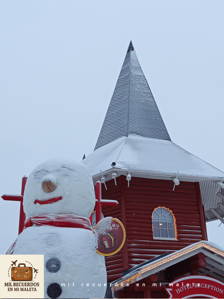 Muñeco de nieve gigante en Santa Claus Village