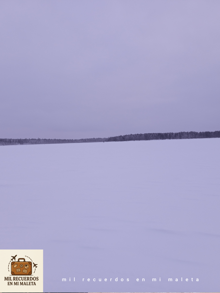 Lago helado en Sirkka, Finlandia