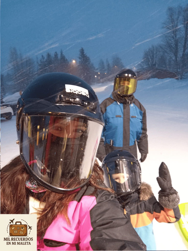 equipados para hacer moto de nieve en laponia