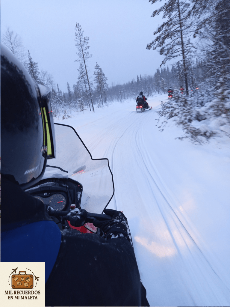 paseando en moto de nieve por Levi, finlandia