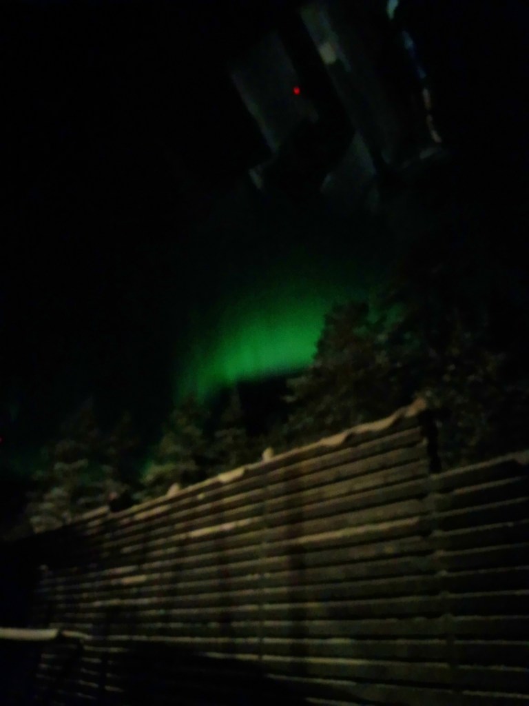 aurora boreal desde el ventanal en Pyhä Igloos, Pyhä Tunturi, Finlandia